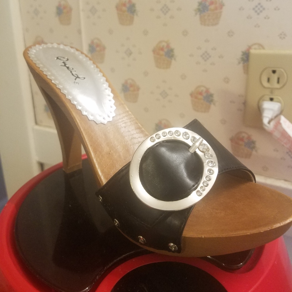 Peeptoe pump